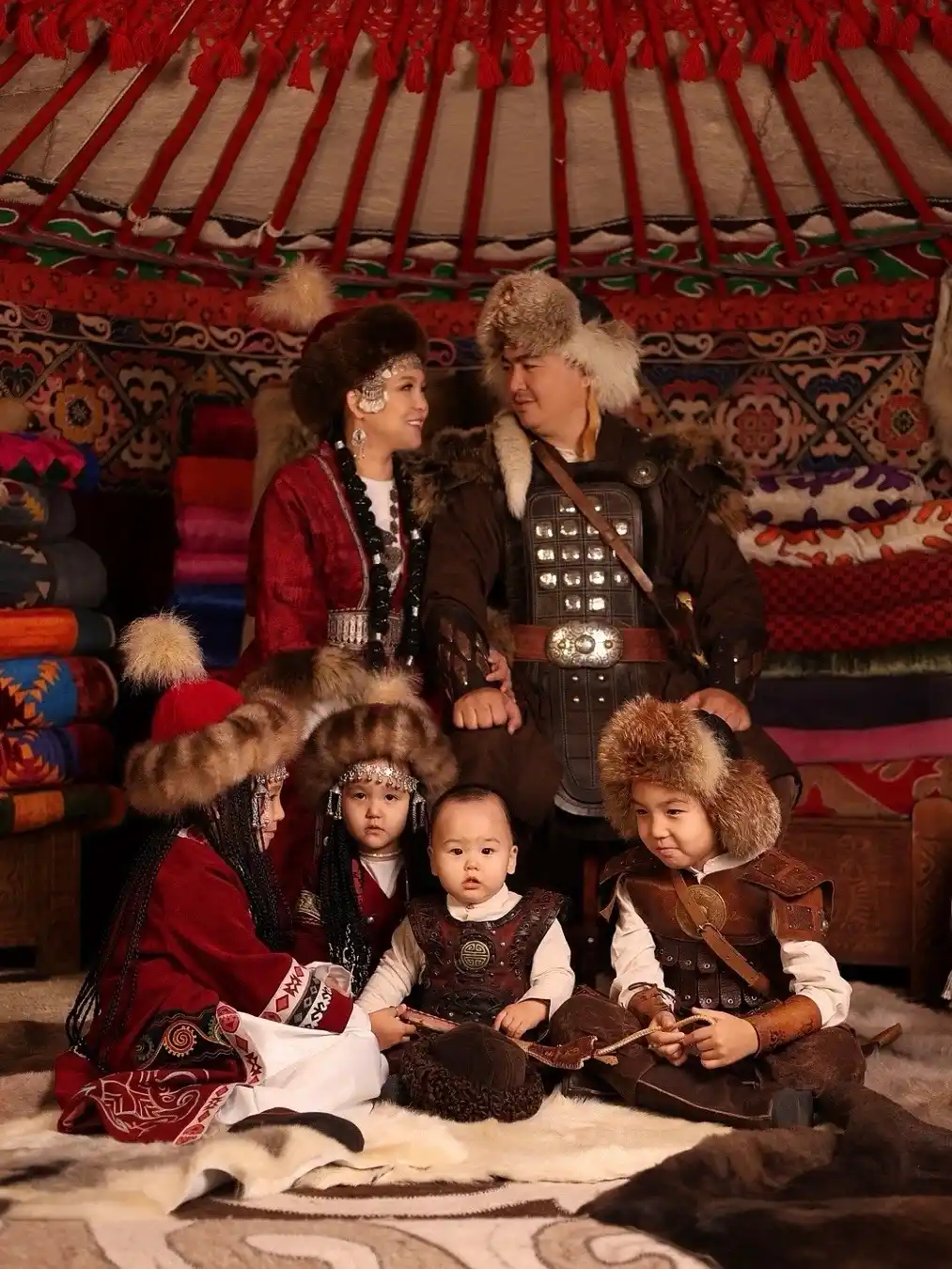 Үй-бүлөлүк образдар — этно кийим